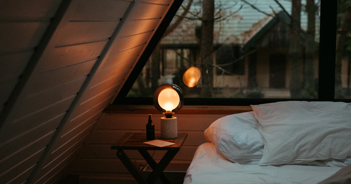 Chambre chaleureuse d'un chalet avec lampe de chevet allumée