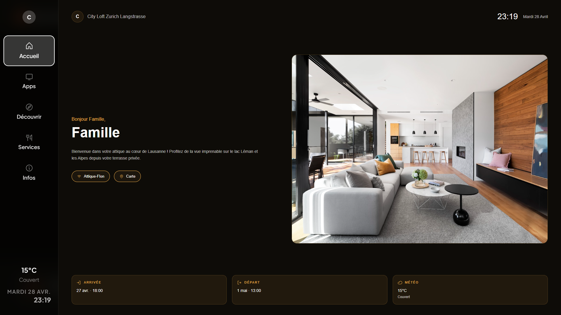 Écran TV Lyvo - template Fireplace Dark avec ambiance chaleureuse, accueil voyageur et heure